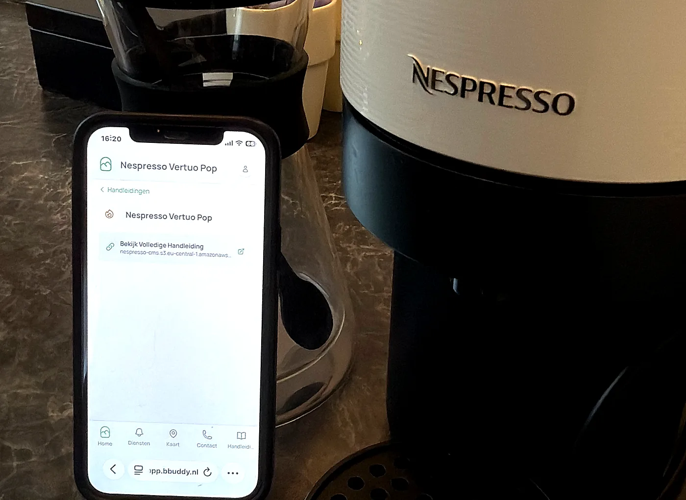 Een telefoon voor een koffiezetapparaat, met in de gastenmap de handleiding van dat apparaat geopend